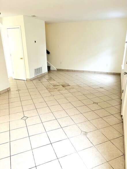 Building Photo - 123 Hunt Club Ct