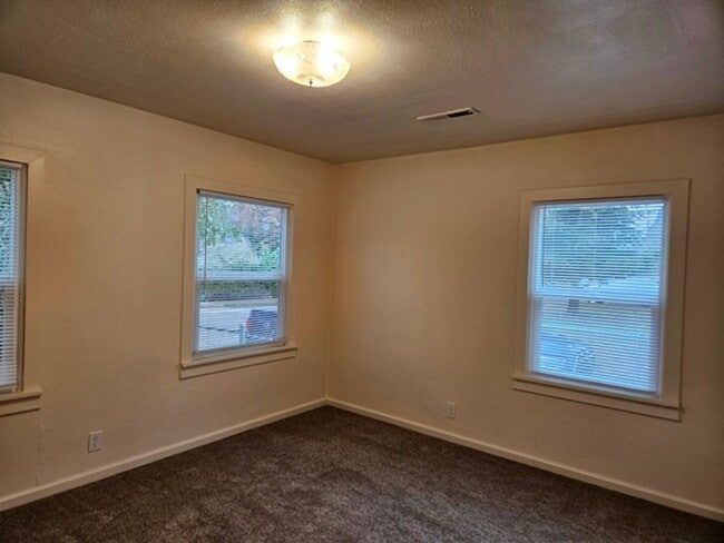 Building Photo - 2Bd/1Ba Single Story House - Available to View!