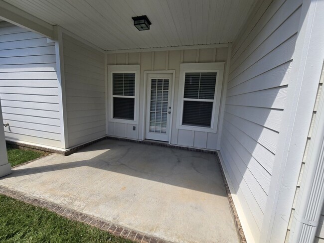 Building Photo - End Unit 3/3.5 Townhome w/ Community Pool!