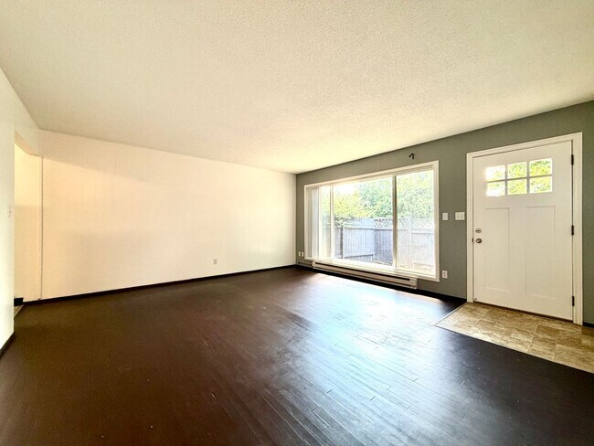 Building Photo - Reed Neighborhood Gem~ Great Natural Light~ Fenced Front Patio~ Onsite Laundry~ Off Street parkin...