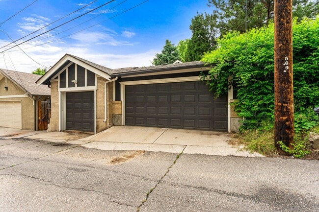 Building Photo - LOCATION LOCATION!! Stunning home located ...