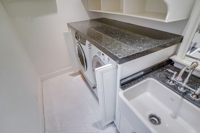 Building Photo - Beautiful 4 Bed/4 Bath Family Home w/pool - Upcoming and available at the end of April!