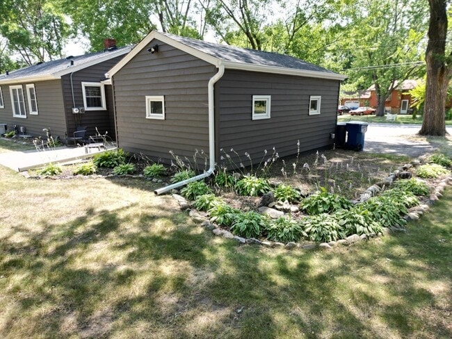 Building Photo - 916 4th Ave N