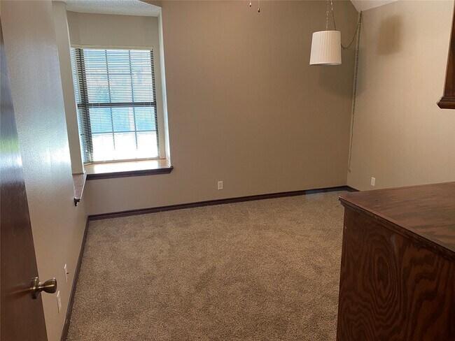 Building Photo - 301 Jansen Dr