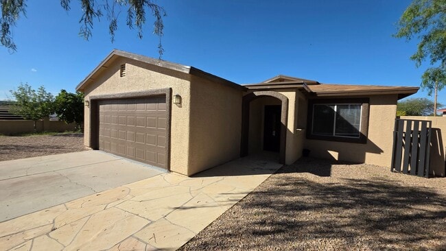 Building Photo - Beautiful Renovated  4 Bed 2 Bath HOME!