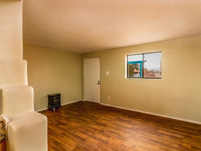 Building Photo - 2838 Aliso Dr NE