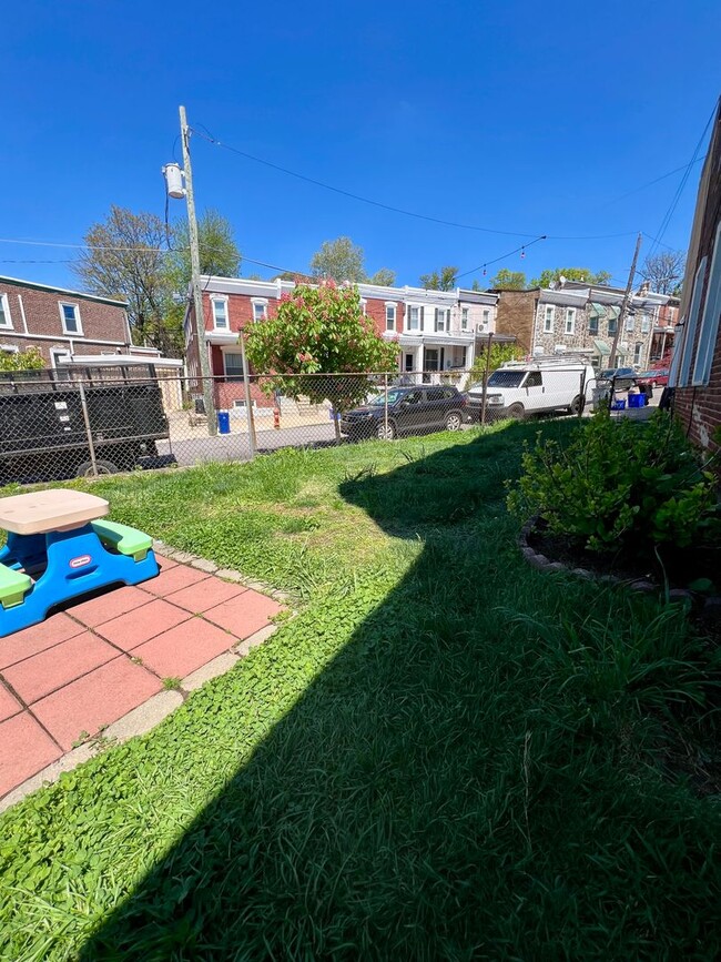 Building Photo - Gorgeous 3-Bedroom Townhome in East Falls! Available June 1st!