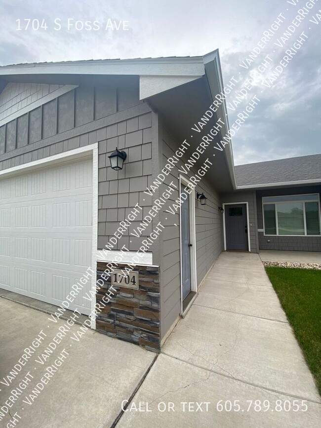 Building Photo - 1704 S Foss Ave