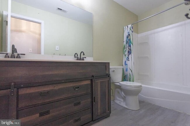 Building Photo - Crestwood 2 bed Condo Available September 1