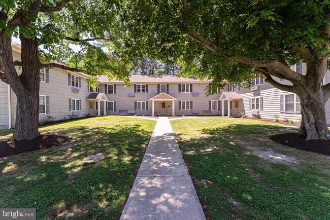 Building Photo - 802 Travers St