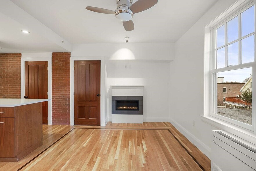 Primary Photo - 165 Winthrop Rd
