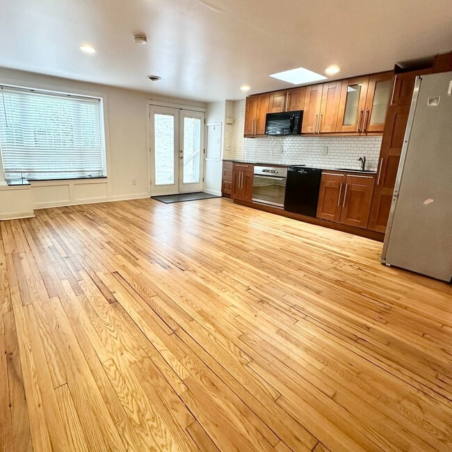 Building Photo - 229 Elm St