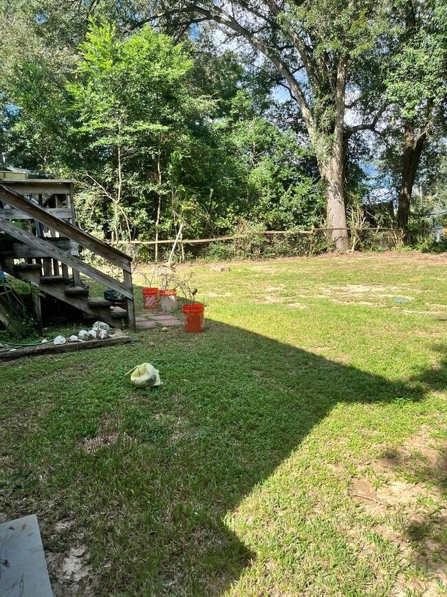 Building Photo - Adorable 3bdrm 1 bath bungalow in central ...