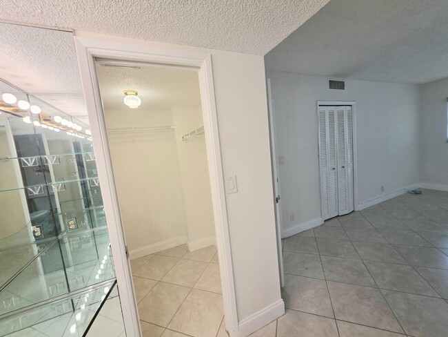 Building Photo - 3100 NE 48th Ct