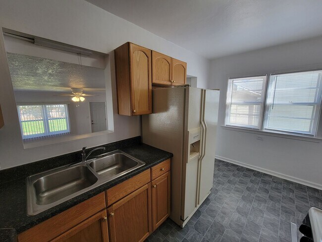 Building Photo - 3 Bed 2 Bath House