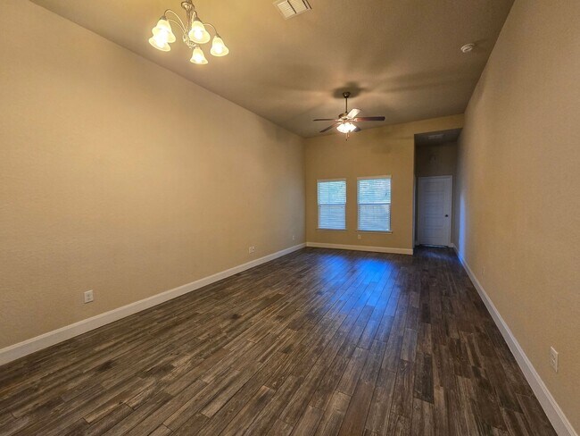 Building Photo - Walk to Historic Gruene! Fridge Included /...