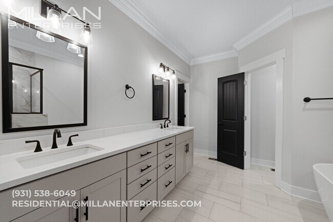 Building Photo - Elegant All-Brick Townhome in a Gated Community in Sango