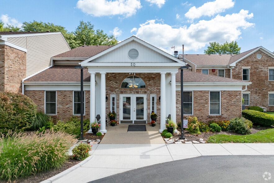 Main Entrance - Wedgewood Manor Active Senior Living