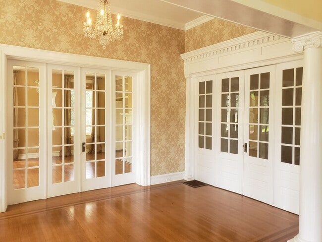 Building Photo - Stately Mansion on 17 Acres with Enormous Magnolia Trees