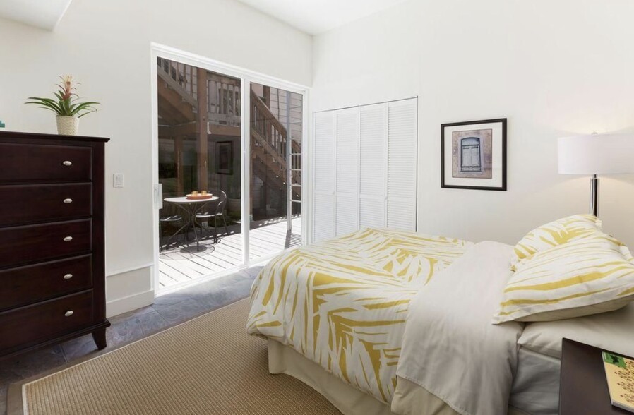 Building Photo - 269 Hickory St