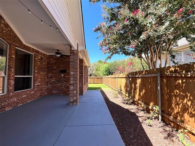 Building Photo - 3004 Edgecreek Pl