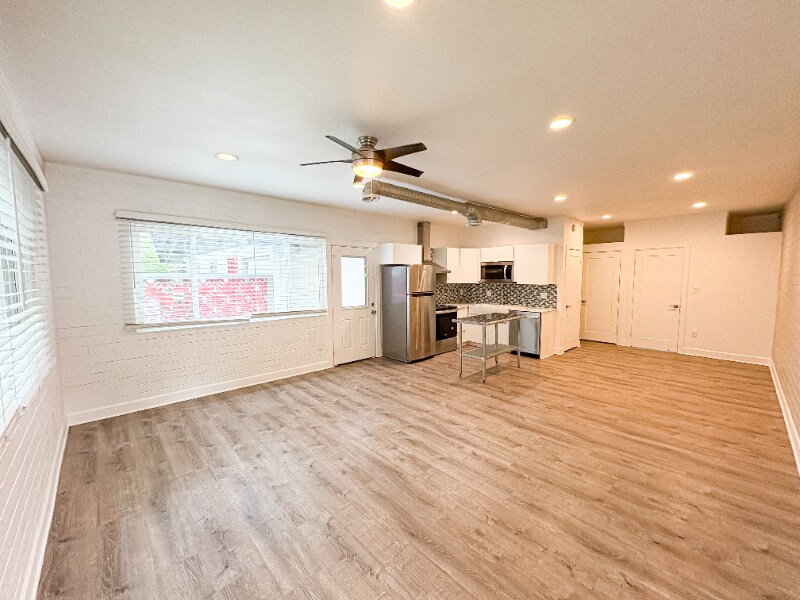 Building Photo - 2737 E Glenrosa Ave