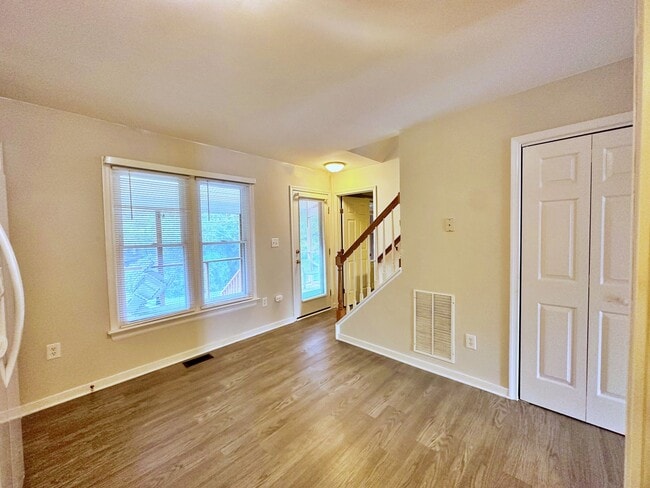 Building Photo - 4 Bedroom Townhouse Near Chesterfield Cour...