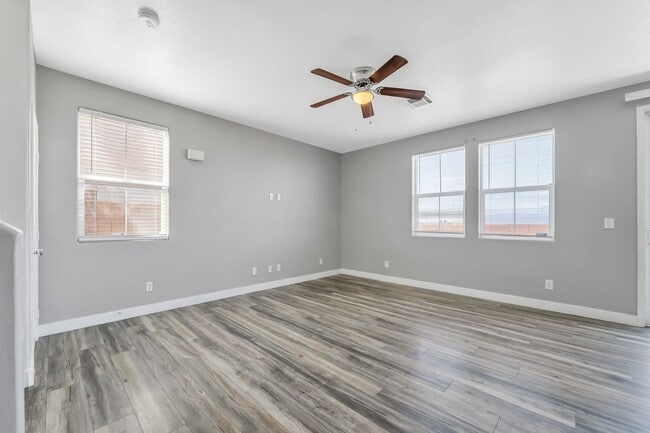 Building Photo - Stylish Hillside Townhome with Scenic Views in Gated Henderson Community!