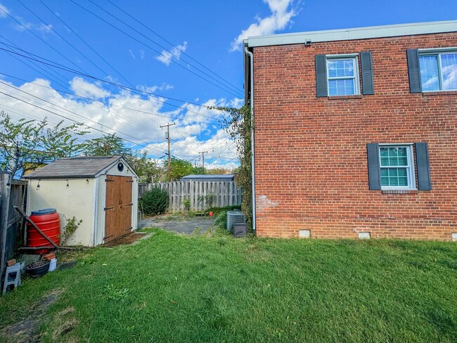 Building Photo - Gorgeous 3 Bed 1.5 Bath End-Unit Brick Tow...