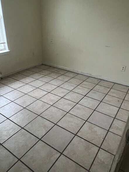 Building Photo - 222 W 34th St