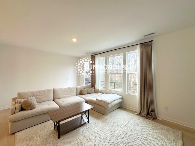 Building Photo - New 3 Bed Townhome in Mineral Springs