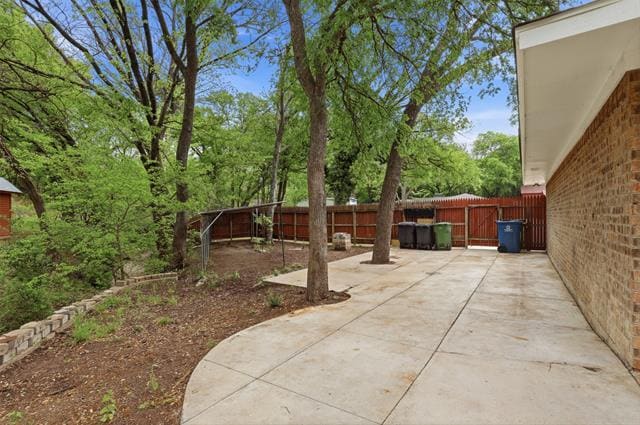 Building Photo - 300 Hidden Valley Dr