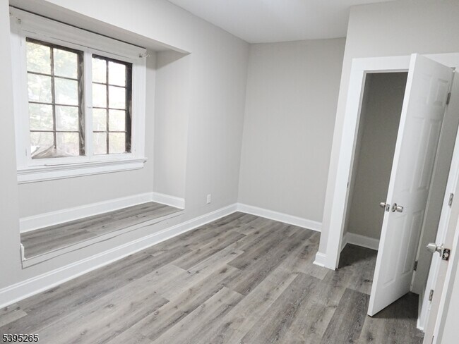 Building Photo - 32 Elmwood Ave