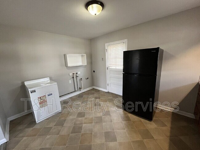 Building Photo - 5048 Hardegan St