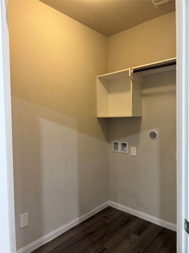 Building Photo - 305 Black Bear Dr