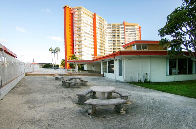 Building Photo - 1301 NE Miami Gardens Dr