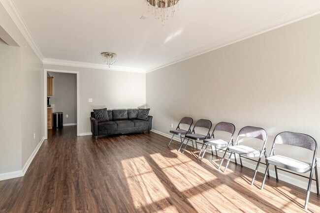 Building Photo - 301 Rollason Dr