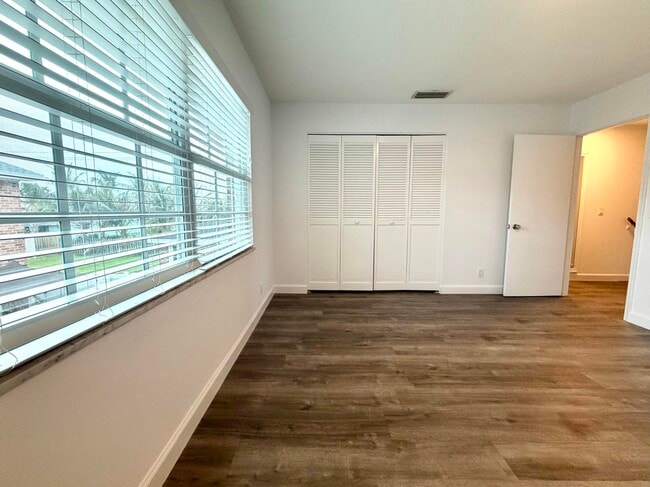 Building Photo - 413 N Cypress Dr