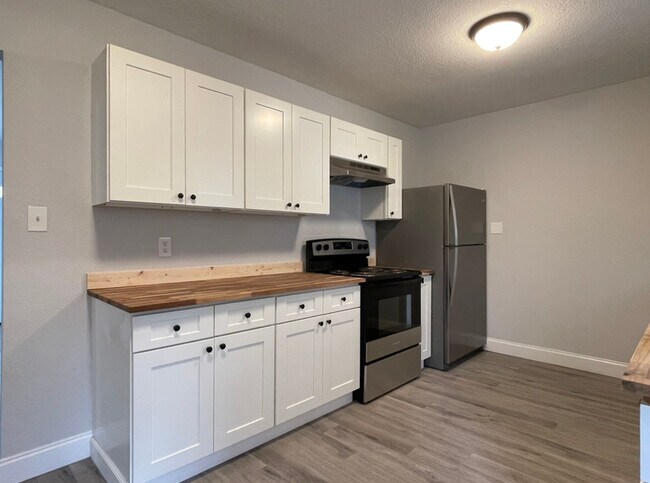 Building Photo - 3106 Greenway Dr