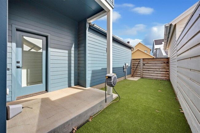 Building Photo - 966 Hangar Dr