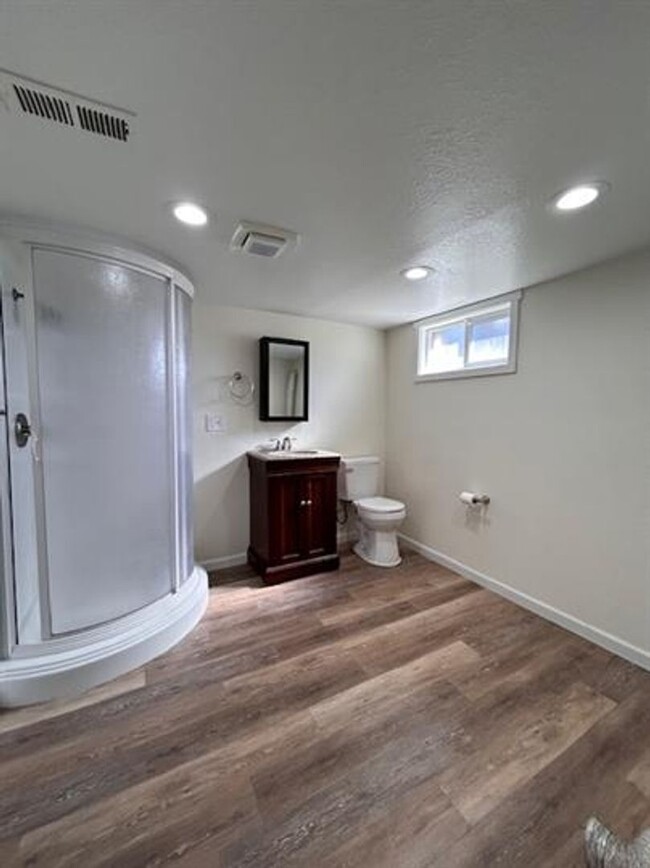Building Photo - Single Family Home on Spokanes North Side!!