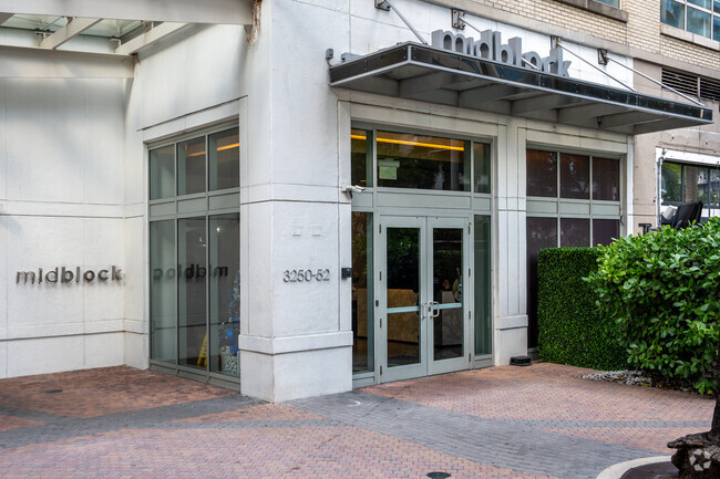 3250 NE 1st Ave Miami, FL 33137 - Midblock