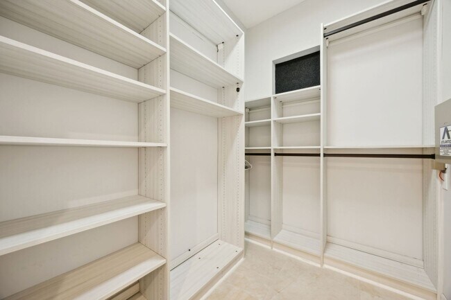 Building Photo - WALK TO THE BEACH!