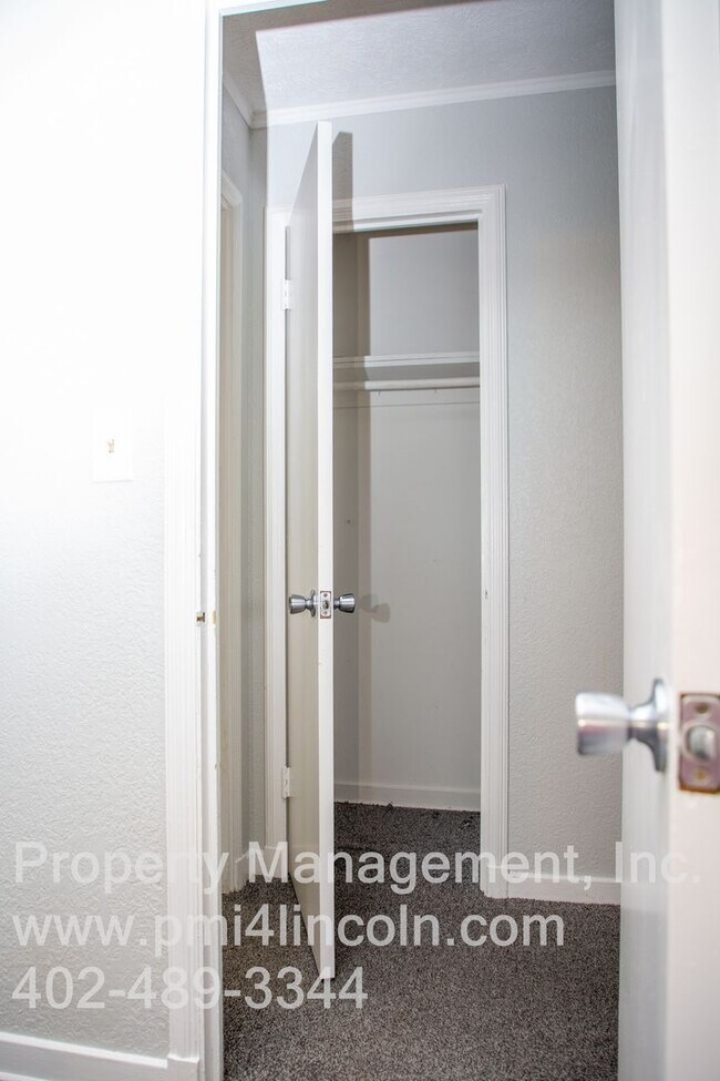 Building Photo - 2 Bedroom and 1 Bathroom Home Available For Rent!