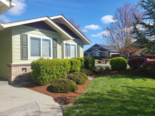 Building Photo - 3 bed 2 bath Home for Rent in Grants Pass
