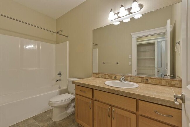 Building Photo - Move In Ready One Level Vaulted Ceiling Home Close to Pacific University!