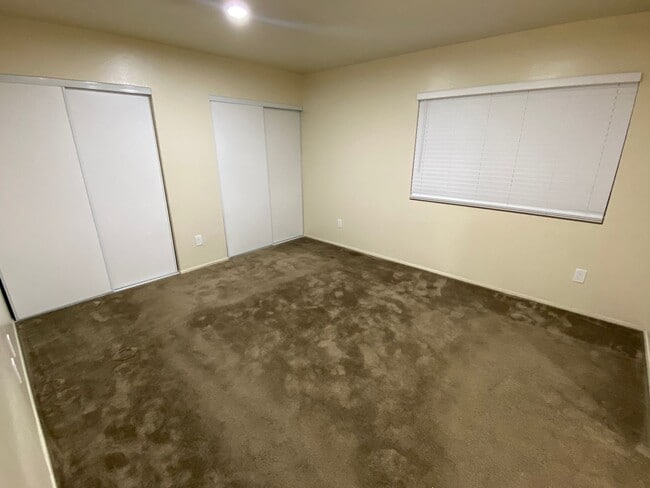 Building Photo - Decker Townhome