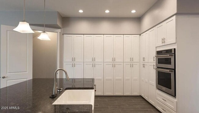 Building Photo - 1028 E Curry Rd