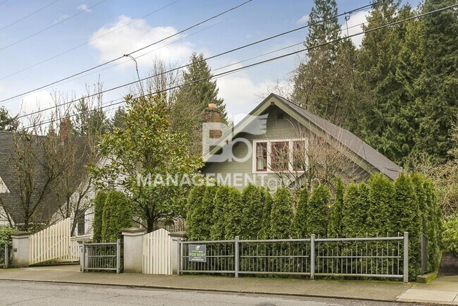 Building Photo - Stunning Historic Bungalow Just Minutes From City Center!