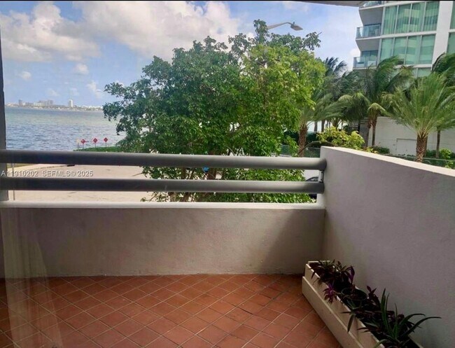 Building Photo - 555 NE 30th St